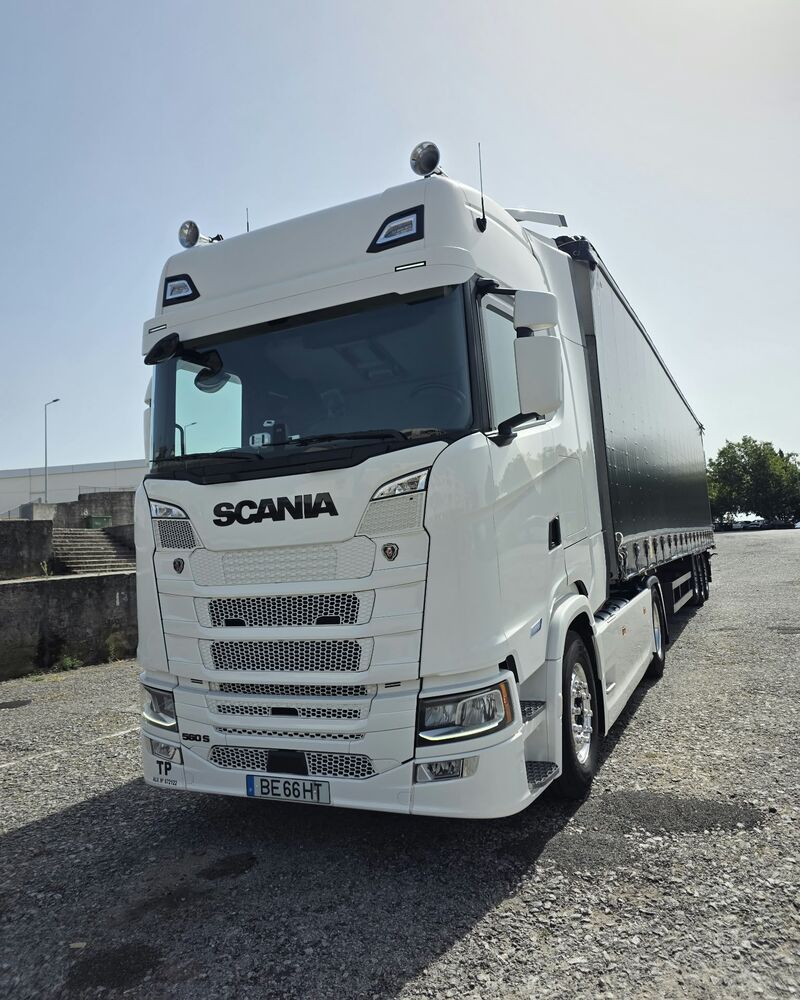 Camião Scania branco da Transportes Talhadas com semirreboque de lona