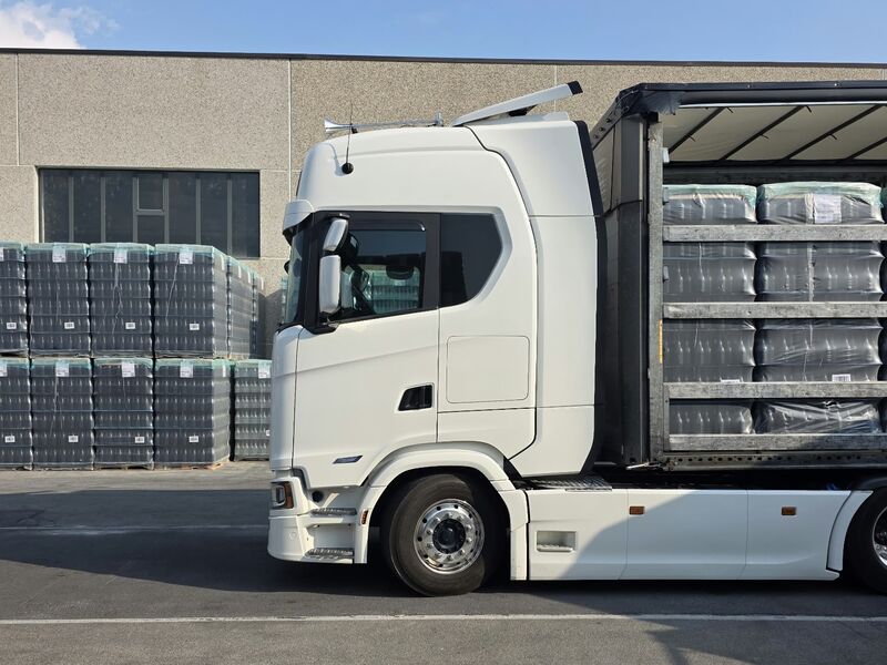 Camião Scania com o semirreboque aberto na lateral e carregado com paletes